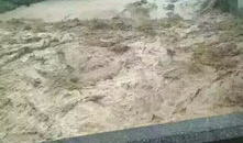 山洪暴发视频,视频记录惊险一幕